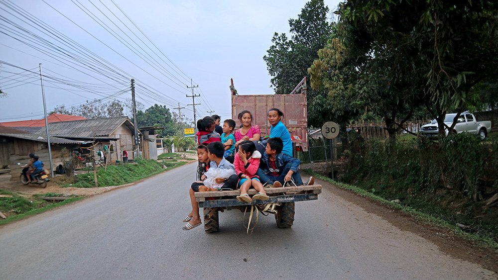 Giao thông kỳ lạ ở Lào